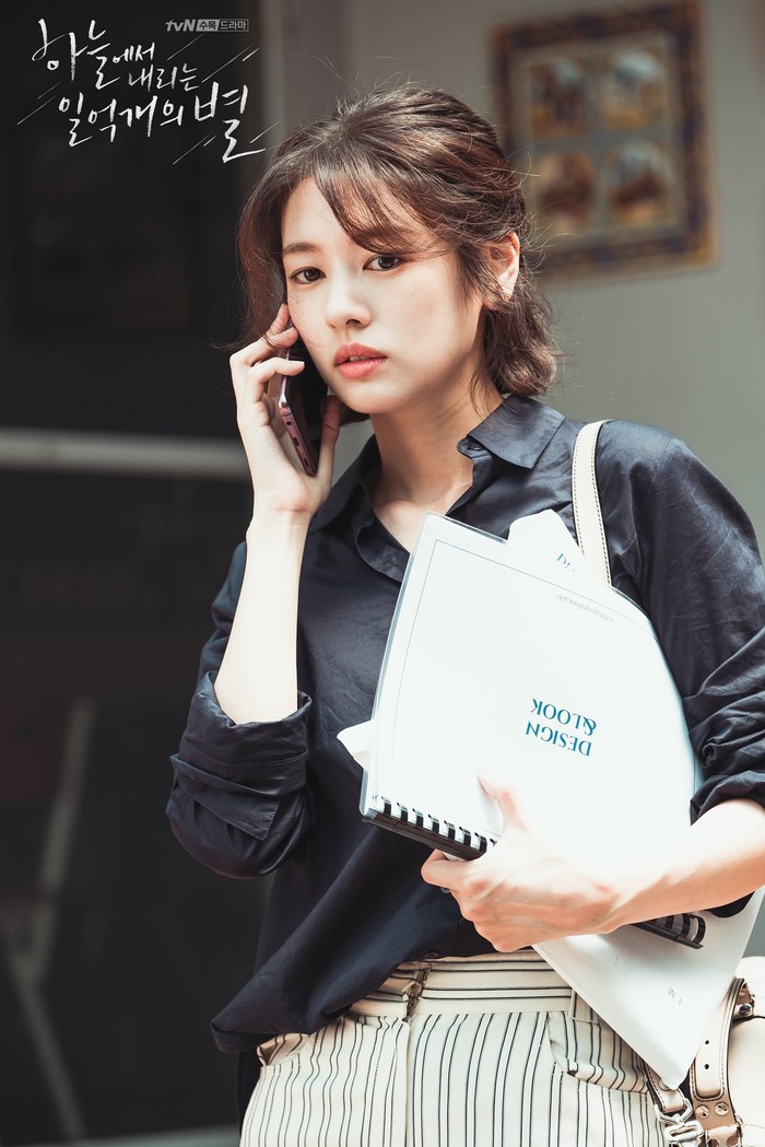 Jung So Min memerankan Yoo Jin Kang, seorang yatim piatu dengan masa lalu tragis, yang dibesarkan oleh kakaknya, Yoo Jin Gook. Kisah hidupnya penuh dengan emosional menjadi inti cerita dalam drama Hundred Million Stars From the Sky (2018)./Foto: tvN