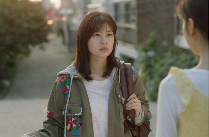 Jung So Min terus bersinar pada tahun berikutnya dengan beradu akting bersama Lee Min Ki dalam drama Because This Is My First Life (2017). Di sini, ia memerankan Yoon Ji Ho, dalam cerita yang mengangkat tema pernikahan kontrak./Foto: Soompi
