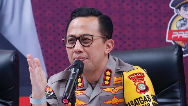 Tudingan Ijazah Palsu Jokowi, Rismon Absen Pemeriksaan di Polda Metro Pakar digital forensik Rismon Hasiholan Sianipar absen dalam pemeriksaan terkait tuduhan ijazah palsu Jokowi. Pemeriksaan dijadwalkan ulang 26 Mei.