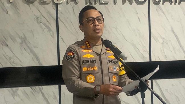 2.406 Orang Ditangkap Polda Metro Jaya menangkap 2.406 orang dalam Operasi Berantas Jaya 2025, menargetkan premanisme di Jadetabek. Polisi juga menyita 72 senjata tajam.
