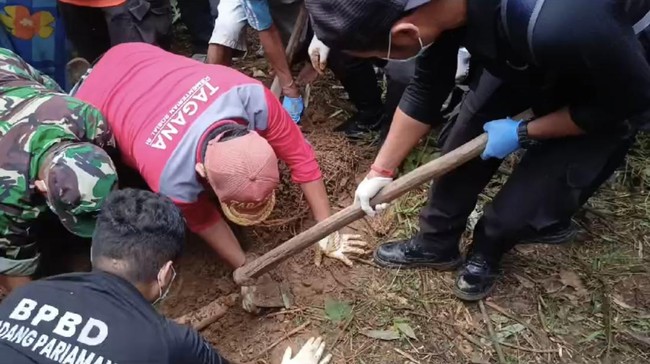 Polisi mencari barang bukti lain seperti pakaian dalam korban untuk kepentingan penyidikan kasus pembunuhan gadis penjual gorengan di Padang Pariaman, Sumbar.