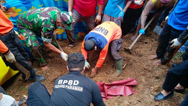 Polres Padang Panjang memburu IS (26), tersangka kasus pembunuhan terhadap NKS, gadis penjual gorengan di Kayu Tanam Padang Pariaman, Sumatera Barat.