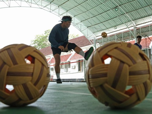 Pesepak takraw Sulawesi Selatan Nofrizal berlatih saat mengikuti pemusatan latihan daerah (pelatda) di Makassar, Sulawesi Selatan, Selasa (27/8/2024). Tim sepak takraw Sulsel mengintensifkan latihan agar bisa tampil maksimal di PON XXI/ Aceh-Sumut me