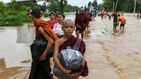 FOTO: Ramai-ramai Warga Myanmar Mengungsi usai Dihantam Topan Yagi