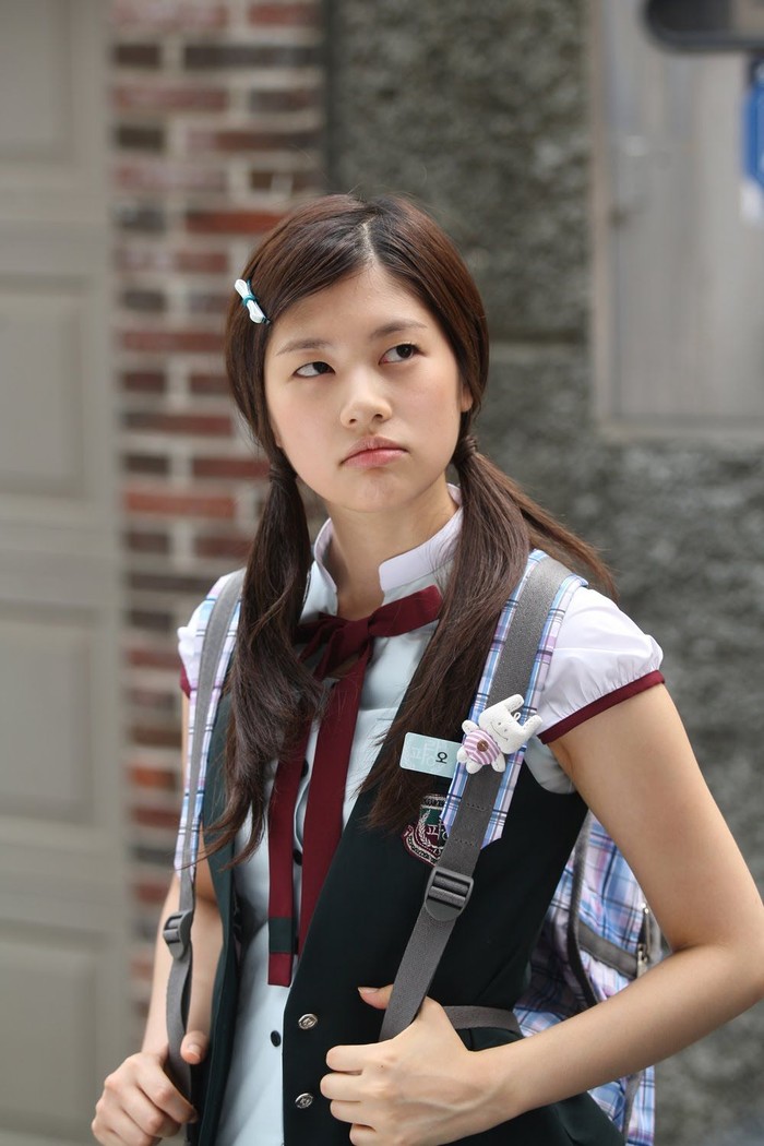 Nama Jung So Min mulai dikenal melalui drama Korea Playful Kiss (2010). Ia berhasil memerankan karakter Oh Ha-Ni, gadis SMA yang ceria dan pantang menyerah mengejar cintanya pada Baek Seung Jo, siswa laki-laki populer di sekolah./Foto: the.star.eo.kr