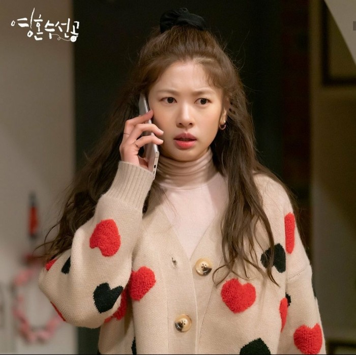 Setelah beristirahat di tahun 2019, Jung So Min kembali membintangi drama Soul Mechanic (2020), yang mengangkat isu kesehatan mental. Ia memerankan Han Woo Jo, seorang aktris musikal yang harus menghadapi trauma mendalam dan masalah emosional./Foto: KBS2