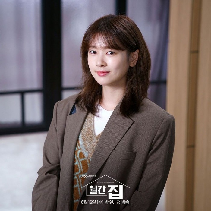 Tampil fresh dengan rambut pendek, Jung So Min memerankan Na Young Won dalam drama romansa komedi, Monthly Magazine Home (2021). Sebagai editor majalah, hidupnya berubah drastis ketika harus bekerja dengan atasan yang menyebalkan./Foto: JTBC