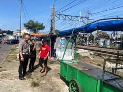 Sopir Kelelahan, Pikap Naik Trotoar Lalu Tabrak Warung Makan di Bogor