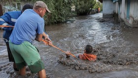 FOTO: Banjir Terjang Eropa Tengah, 4 Warga Rumania Tewas