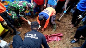 FOTO: Pembunuhan Gadis Penjual Gorengan hingga Trigana Air Tergelincir