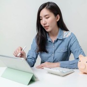 Koleksi Emas vs Investasi Saham: Mana yang Lebih Menguntungkan untuk Gen Z?