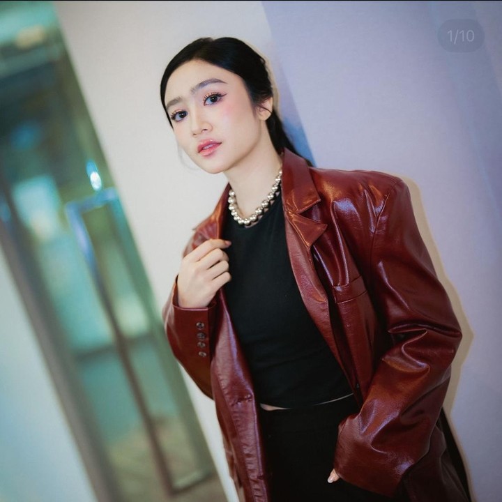<p>Tak hanya berprestasi di dunia hiburan, Febby Rastanty juga meraih gelar sarjana hukum dari UI dengan predikat <em>cum laude,</em> lho, Bunda. Ia mampu menyelesaikannya dalam kurun waktu 3,5 tahun.&nbsp;&nbsp;(Foto: Instagram @febbyrastanty)</p>