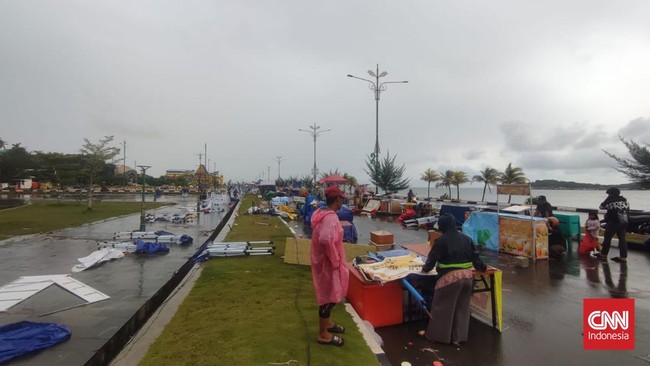 Puluhan lapak pedagang hancur saat cuaca ekstrem meliputi angin kencang melanda Tanjungpinang, Kepulauan Riau pada Sabtu (14/9).