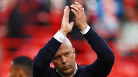 Arne Slot Memburu Gelar Perdana Usai Kecewa di Liga Champions