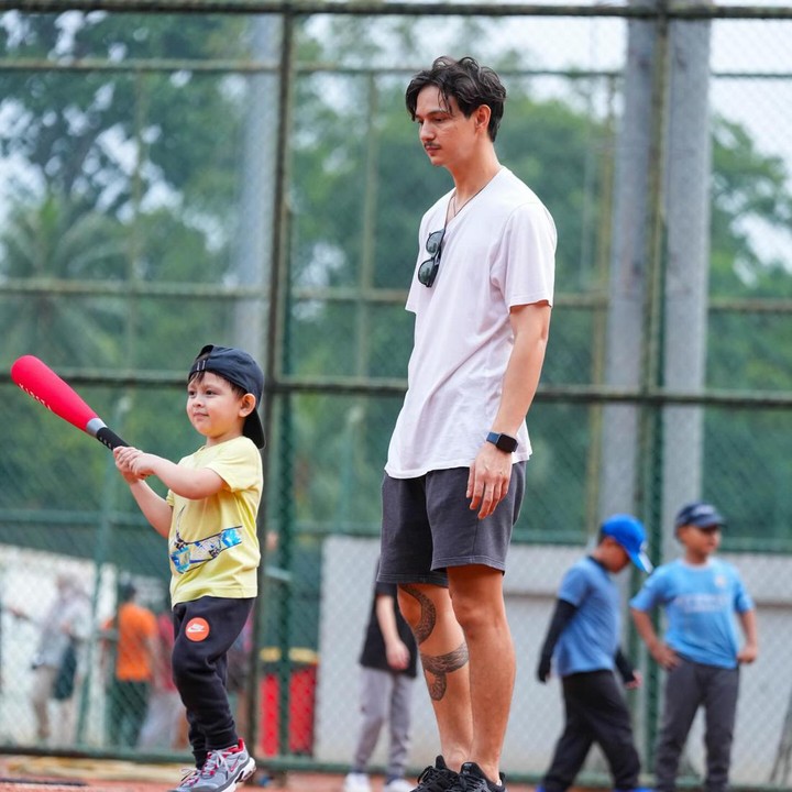 <p>Misalnya dalam potret ini, Marcell tampak serius mengajari sang putra bermain baseball. Kebersamaan Ayah dan anak ini terlihat seperti <em>bestie</em>, ya. "Waktu berlalu begitu cepat, jadi buatlah setiap momen berharga," tulis Marcell sebagai keterangan fotonya dalam bahasa Inggris. (Foto: Instagram @marcelldarwin)<br /><br /><br /></p>