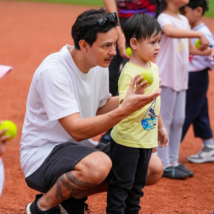 <p>Momen yang dibagikan pun beragam, Bunda. Mulai dari perayaan ulang tahun, liburan, hingga bermain di lapangan, ada di laman Instagram pribadinya. (Foto: Instagram @marcelldarwin)<br /><br /><br /></p>