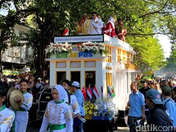 Meriahnya Pawai Kendaraan Hias Sambut HUT ke-214 Kota Bandung
