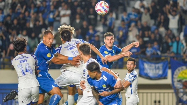 Persib Bandung mengalahkan PSIS Semarang dalam laga pekan kelima Liga 1 di Stadion Si Jalak Harupat, Minggu (15/9) malam.
