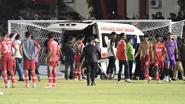 Ketua Umum PSSI Erick Thohir menilai aksi brutal pemain Sulteng yang memukul wasit hingga terkapar di PON 2024, memalukan sepak bola Indonesia.