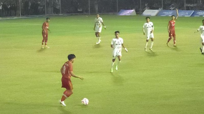 Pelatih tim sepak bola Aceh Rasiman memberikan reaksinya usai timnya lolos ke semifinal PON 2024 setelah tim Sulawesi Tengah menolak melanjutkan pertandingan.