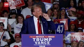VIDEO: Trump Tuduh Kamala Harris Kenakan 'Earpiece' saat Debat Capres