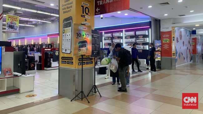 Barang elektronik didiskon besar-besaran saat Transmart Full Day Sale. Harga AC 1 PK hanya sekitar Rp2 juta.