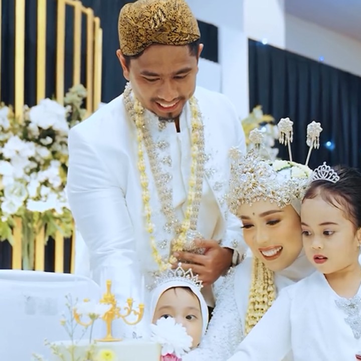 <p>Melalui <em>caption,</em> Bunda dua orang anak itu sebut sang suami awalnya hanya ingin mengulang sesi foto pernikahan. Namun, saat itu Fitri Tropica menolak karena ia sedang mengalami kenaikan berat badan usai melahirkan. "Berawal dari requestan suamiku @irvantoge dulu, “kita bikin foto nikah lagi yu! Dulu pas nikah aku kurus!” Tapi berhubung dia ngomongnya pas bb aku lg naik 30 kg habis lahiran jadi tentu saja jawabannya NO‼️" tuturnya. (Foto: Instagram @fitrop)<br /><br /><br /></p>