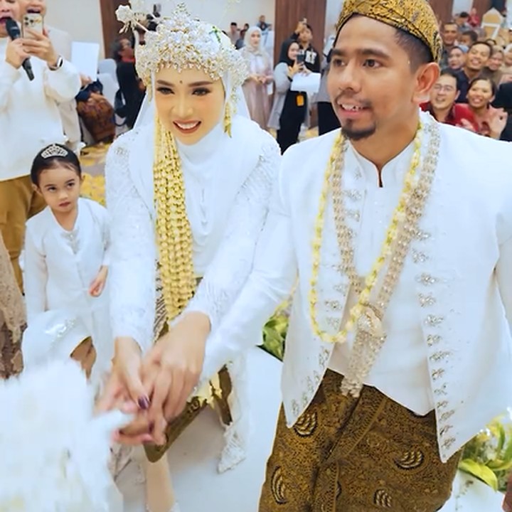 <p>Namun, rencana tersebut akhirnya tetap terwujud. Tak tanggung-tanggung, perempuan berusia 36 tahun ini pun membuat kejutan 'lebih' untuk merayakan hari spesial mereka. (Foto: Instagram @fitrop)<br /><br /><br /></p>