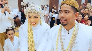 7 Potret Fitri Tropica Rayakan 10 Thn Menikah, Beri Suami Kejutan Pesta Resepsi Lagi