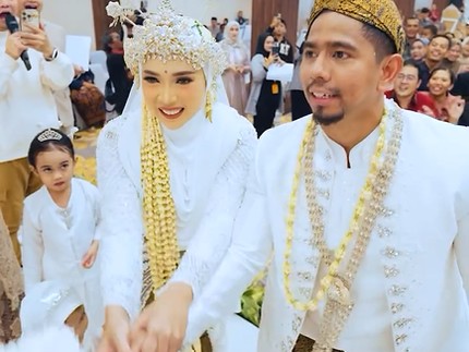 7 Potret Fitri Tropica Rayakan 10 Thn Menikah, Beri Suami Kejutan Pesta Resepsi 'Lagi'