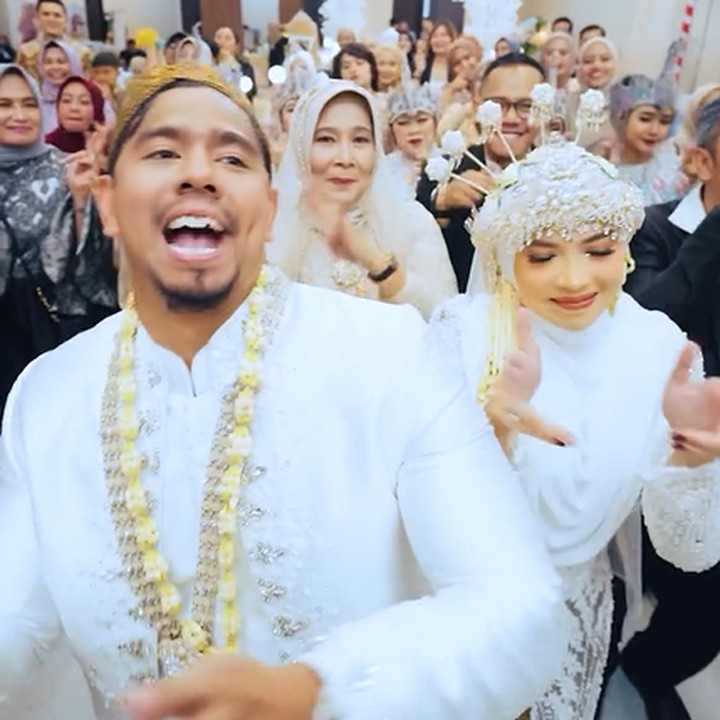 <p>Ya, pasangan yang menikah sejak 2014 ini sudah 10 tahun hidup bersama. Uniknya, artis yang akrab disapa Fitrop ini merayakan hari spesial tersebut dengan mengulang resepsi pernikahan. (Foto: Instagram @fitrop)<br /><br /><br /></p>