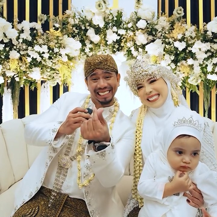 <p>"Akhirnya krn sekarang BB sudah kembali ke sebelum hamil dua <em>princessku</em>, kepikiran lah ide untuk mewujudkan harapan bapak @irvantoge itu pas anniv pernikahan 10 tahun kita di tgl 14 September 2024. Ga tanggung tanggung. Ga cuma foto <em>wedding</em>. RESEPSI WEDDINGNYA SEKALIAN LAH! GASKEUN!"(Foto: Instagram @fitrop)<br /><br /><br /></p>