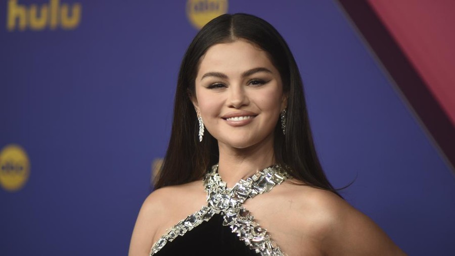 Gaya Selena Gomez di Emmy Awards 2024 Selena Gomez arrives at the 76th Primetime Emmy Awards on Sunday, Sept. 15, 2024, at the Peacock Theater in Los Angeles. (Photo by Richard Shotwell/Invision/AP)