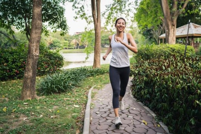 Ilustrasi perempuan sedang olahraga /Foto: Freepik/tirachardz