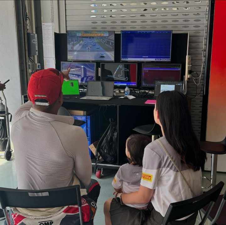 <p>Unggahan itu pun langsung dibanjiri ucapan selamat dari rekan artis dan netizen. "Congrats papa brie <em>@davidtjipto,"</em> tulis Audy Item. "<em>Congratulations Nuffy the Champ @davidtjipto</em>," tulis akun <em>@dashing_mr.m****.</em> (Foto: Instagram@julstelle)</p>
