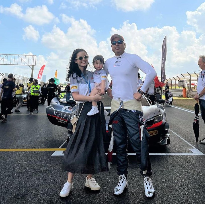 <p>Pada unggahan tersebut, Julie juga menuliskan <em>caption</em> berupa ucapan selamat untuk sang suami yang berhasil memenangkan balapan tersebut. "Sungguh musim yang luar biasa dan akhir pekan terakhir di Shanghai! Selamat telah memenangkan kejuaraan <em>@garage75.raceteam @davidtjipto @christian_colombo_.</em> Kami sangat bangga!! Menantikan tahun depan," tulis Julie, dikutip dari laman Instagram @julstelle, Senin (16/9/2024). (Foto: Instagram@julstelle)</p>