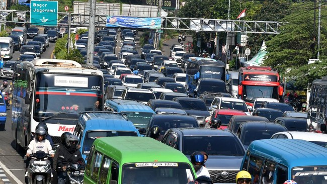 Anggota DPRD Kabupaten Bogor dari Dapil Cisarua mengatakan Pemkab Bogor hingga Pemerintah Pusat harus evaluasi terkait kemacetan 'horor' di jalur Puncak.
