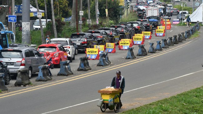 Salah seorang warga asal Cibinong, Kabupaten Bogor, Jawa Barat, bernama Ade (40) mengungkap pengalamannya terjebak macet 14 jam di jalur puncak Bogor.