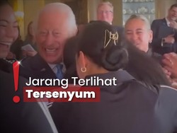 Senyum Raja Charles III Terima Pelukan Hangat Tim Rugby New Zealand