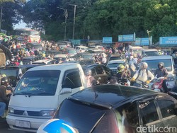 Macet Parah Puncak, Motor Saling Serobot Bikin Tambah Ruwet