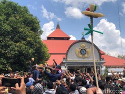 Garebeg Mulud Keraton Jogja, Warga Antusias Berebut Gunungan
