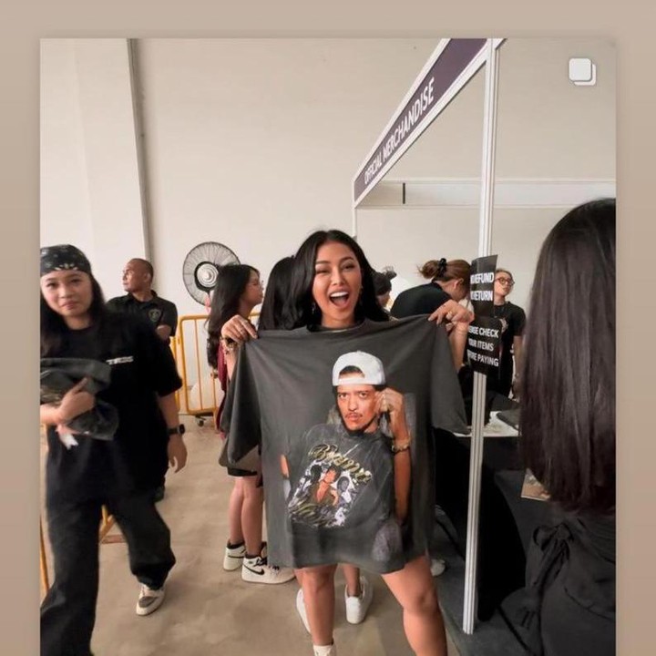 <p>Ia pun segera mengungkap kebahagiaannya dengan mengunggah tangkapan layar Instagram Stories Bruno Mars. "Baru <em>posting</em> karena ngumpulin nyawaa.<em> Edaaannnn aing fix</em> <em>gak</em> bisa tidur seumur hidup,,,, Duhhhh Gustiii, <em>gak</em> tau mau ngomong apalagi. Di liatin udah, di senyumin udah di <em>posting</em> udah Apa lagi yang belum wkwkwk," tulis Mutia. (Foto: Instagram@brunomars)</p>