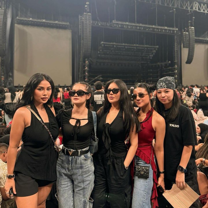 <p>Pengalaman konser musik yang satu ini mungkin tak akan pernah dilupakannya, Bunda. Hal ini karena Mutia menjadi salah satu penggemar yang beruntung mendapatkan <em>notice</em> kehadirannya oleh Bruno Mars<em>. </em>(Foto: Instagram@mutia_ayuu)</p>