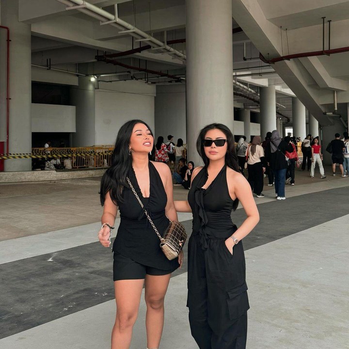 <p>Bukan hanya Mutia, ternyata tak sedikit juga netizen yang ikut histeris ketika Bunda satu anak ini menjadi salah satu penggemar beruntung. "MIMPI APA DIREPOST ABANG BRUNO KAK," tulis akun <em>@vk_****.</em> "Jantung aman kaaaa? Di repost brunooo," tulis akun <em>@rinagristi****.</em> "Dari puluhan ribu orang yang nonton di JIS yang direpost hanya kakak," tulis akun <em>@drosia****.</em> (Foto: Instagram@mutia_ayuu)</p>