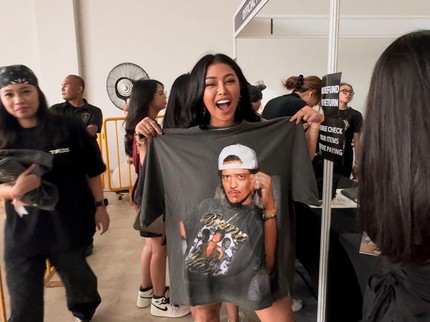 7 Potret Mutia Ayu Nonton Konser Bruno Mars, Disenyumin hingga Diposting di IGS Sang Idola