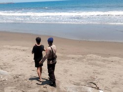 Pelajar MAN 2 Sukabumi Hilang Terseret Ombak di Pantai Cipatuguran