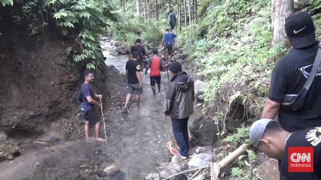 Perburuan pelaku pembunuhan gadis penjual gorengan di Padang Pariaman sudah memasuki hari ke-9, sekarang polisi menyisir perbukitan sekitar.