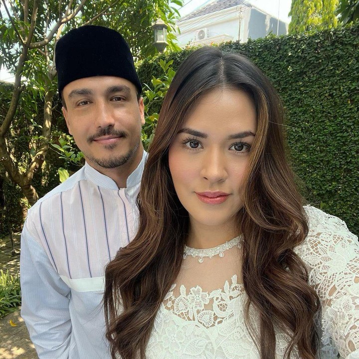 <p>Penyanyi Raisa Andriana menikah dengan aktor Hamish Daud pada 3 September 2017. Meski terpaut usia 10 tahun, rumah tangga keduanya tampak begitu harmonis. Kini, kebahagiaan pasangan tersebut bertambah dengan kehadiran putri cantik bernama Zalina Raine Wyllie yang sudah berusia 5 tahun. (Foto: Instagram@raisa6690)</p>