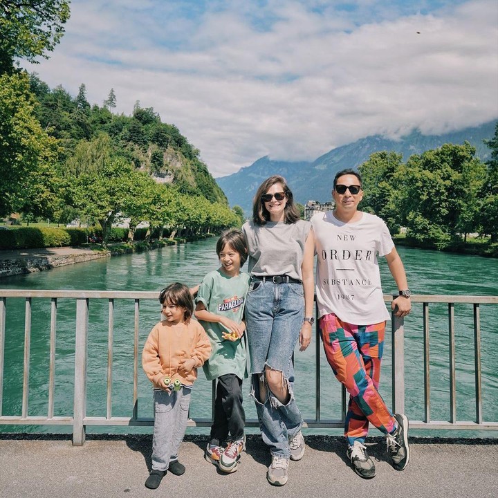 <p>Seperti potret berikut ini saat berpose bersama kedua anaknya. <em>Outfit</em> celana jeans yang dikenakannya ini ternyata mencuri perhatian publik. (Foto: Instagram@sabaidieter)</p>