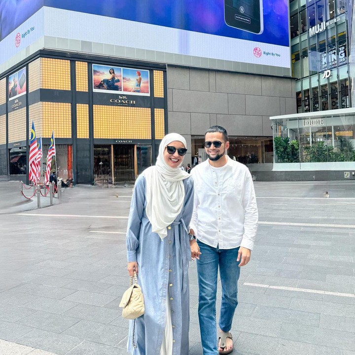 <p>Artis Shireen Sungkar diketahui menikah dengan Teuku Wisnu yang memiliki usia 7 tahun lebih tua darinya. Meskipun begitu, pernikahannya langgeng dan dikaruniai tiga anak. Mereka adalah Teuku Adam Al Fatih, Cut Hawwa Medina Al Fatih, dan Cut Shafiyyah Mecca Al Fatih. (Foto: Instagram@shireensungkar)</p>